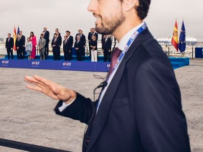 Reunión informal de los 27 ministros de Pesca de la UE. Vigo, 21 de julio. La preside el ministro español Luis Planas. El joven diplomático Alberto Terrén, responsable del protocolo de la cumbre, organiza la foto de familia sobre la bahía de la ciudad.