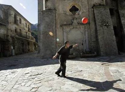 Don Pino Strangio, sacerdote en San Luca desde hace 27 años. La foto le muestra en el santuario de la Madonna de Polsi, en los montes cercanos al pueblo. En esa zona se celebra la reunión anual de la cúpula de la 'Ndrangheta.