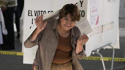 Delfina Gómez durante la votación en la jornada electoral.