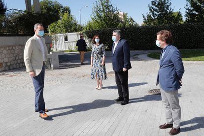 El rey Felipe VI, a la izquierda, en una visita con el alcalde de Madrid, José Luis Martínez-Almeida (primero por la derecha), el ministro de Cultura, José Manuel Rodríguez Uribes, y la presidenta de la Comunidad de Madrid, Isabel Díaz Ayuso.