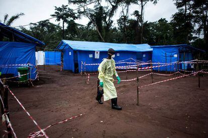 Un trabajador de la salud en junio de 2017 en Muma (RDC), tras la confirmación de un caso de ébola.