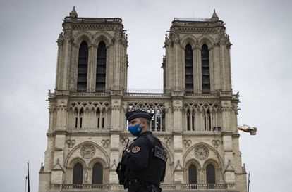 Un policía frente a la catedral de Notre Dame de París el 29 de octubre de 2020.