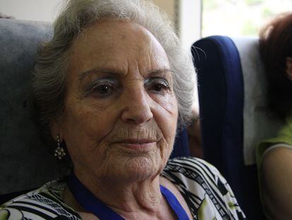 Un tren conmemorativo del exilio ha viajado desde Barcelona a la frontera francesa con 300 personas. "Tenía pena. He ido muchas veces a Francia, a actos en memoria del exilio, pero hace muchas años que estaba esperando un acto en España", dice Benita Moreno, nacida en Madrid hace 84 años.
