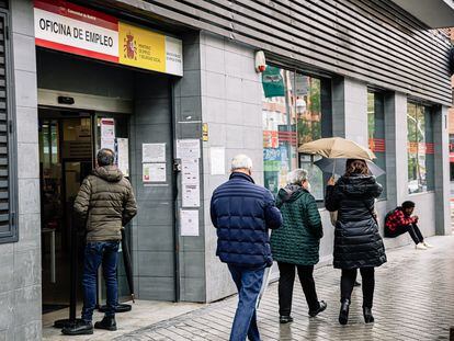 Varias personas pasan por la Oficina de Empleo del Paseo de las Acacias de Madrid, este jueves.