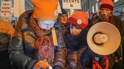 A la derecha, Caroline Koczan repasa las letras de su lema antes de usar el megáfono durante la manifestación contra el Gobierno, en Viena, el 24 de enero.