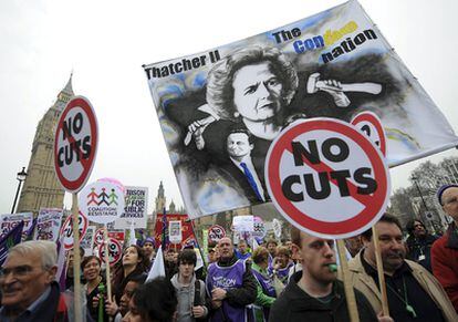 Miles de personas protestan contra los recortes del Gobierno de Cameron en el centro de Londres