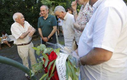 I&ntilde;aki Arriola y Miguel Buen, del PSE, saludan en la capilla ardiente al hermano de Jos&eacute; Ram&oacute;n Recalde (izquierda).