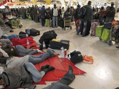 Afectados por la huelga salvaje de los controladores a&eacute;reos, duermen en el suelo del aeropuerto de Madrid Barajas, T- 4. 