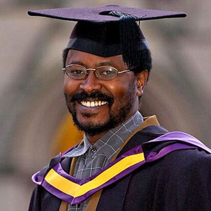 Sammy Gitau, el día de su graduación por la Universidad de Manchester.