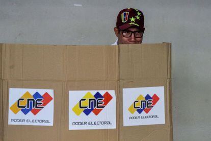 El candidato presidencial Henri Falcon vota en el centro electoral de Barquisimeto (Venezuela), el 20 de mayo de 2018.