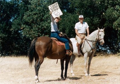 Ronald Reagan, impulsor de la ilegalización del LSD, junto a su esposa Nancy con el conocido lema antidrogas, "simplemente di no".