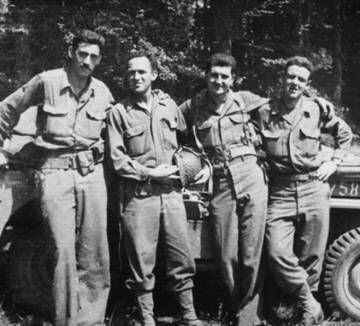 Salinger, a la izquierda, y los otros 'mosqueteros' durante el desembarco de Normandía.