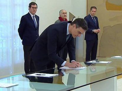 El presidente del Gobierno, Pedro Sánchez, firmando el acuerdo de renovación de los ERTE hasta el 30 de junio en presencia de los líderes patronales y sindicales. 