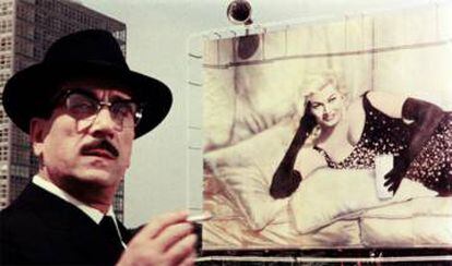 Anita Ekberg, al fondo, con un vaso de leche. En primer plano, Peppino De Filippo. La película es 'Bocaccio 70' (1962), de Federico Fellini.
