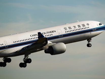 Un avión de China Southern Airlines despega en el aeropuerto de Sídney en Australia.
