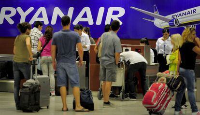 Viajeros de Ryanair facuran su equipaje en el aeropuerto de Barcelona