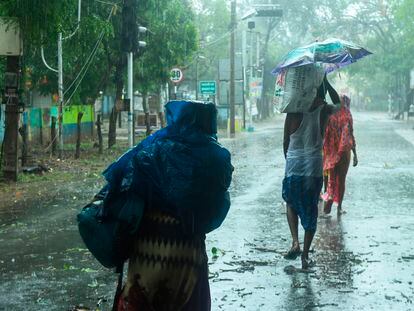 Residentes de la ciudad india de Diga, en Bengala Occidental, se dirigen hacia un refugio ante la llegada del super ciclón Amphan, este miércoles.
