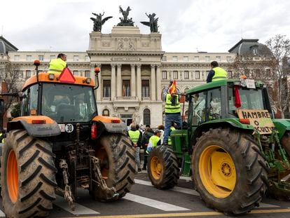 Tractores estacionados frente a la sede del Ministerio de Agricultura en Madrid.