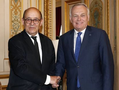 El exministro de Exteriores Jean-Marc Ayrault (D) y su sucesor, Jean-Yves Le Drian
