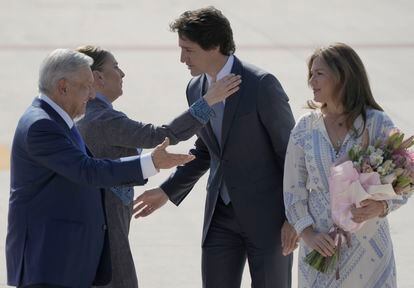 El presidente mexicano, Andrés Manuel López Obrador, y su esposa, Beatriz Gutiérrez Müller, saludan al primer ministro canadiense y su esposa, Sophie Grégoire, este lunes en Zumpango (Estado de México).