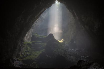 Son Doong, ubicada en el parque nacional de Phong Nha-Ke Bang, al norte de Hué, la antigua capital imperial de Vietnam, está considerada la cueva más grande del mundo (en su interior cabría un edificio de 40 pisos). Y podría serlo aún más, según ha descubierto una reciente expedición. El proyecto de National Geographic 'Sơn Đoòng 360' reproduce virtualmente <a href="https://www.nationalgeographic.com/news-features/son-doong-cave/2/#s=pano37" rel="nofollow" target="_blank">un recorrido por su interior</a>: una caminata creada a partir de imágenes 360º y aderezada con sonido ambiente a través de cascadas de piedra, juegos de luces, una estalagmita de 70 metros (llamada Hand of Dog, Mano de Perro) y auténticas selvas de helechos y otras plantas en los lugares a los que llega la luz.