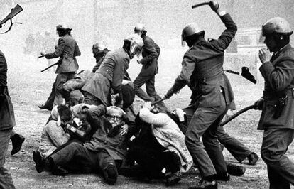 La polic&iacute;a reprime una manifestaci&oacute;n pro amnist&iacute;a en 1976, en Barcelona. 