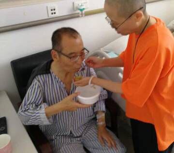 Liu Xiaobo es atendido por su mujer Liu Xia en un hospital en China, tras salir de prisión.