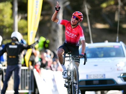 Nairo Quintana celebra la victoria durante el 6.º Tour de La Provence, Etapa 3, en Montagne, Francia, el 13 de febrero de 2022