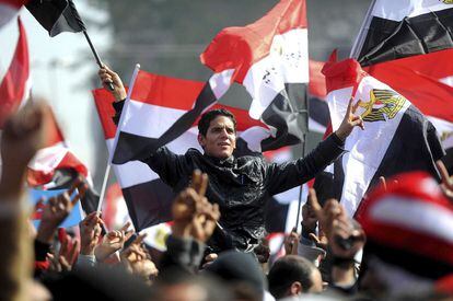 Egipcios ondean banderas durante la multitudinaria celebración del primer aniversario de las manifestaciones que acabaron con el régimen de Mubarak.