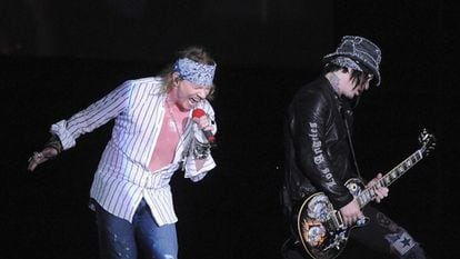 Axl Rose (izquierda) y el guitarrista Richard Fortus en un concierto de Guns N' Roses en México en 2019.