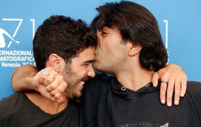  Fatih Akin, a la derecha, besa al actor Tahar Rahim durante la presentaci&oacute;n en Venecia de &#039;The cut&#039;. 
 
  