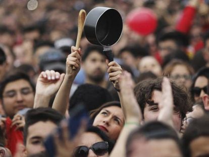Una mujer golpea una cacerola durante una manifestación en Santiago de Chile.