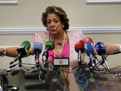 La alcaldesa de Valencia, Rita Barber&aacute;, ayer ante los medios de comunicaci&oacute;n.