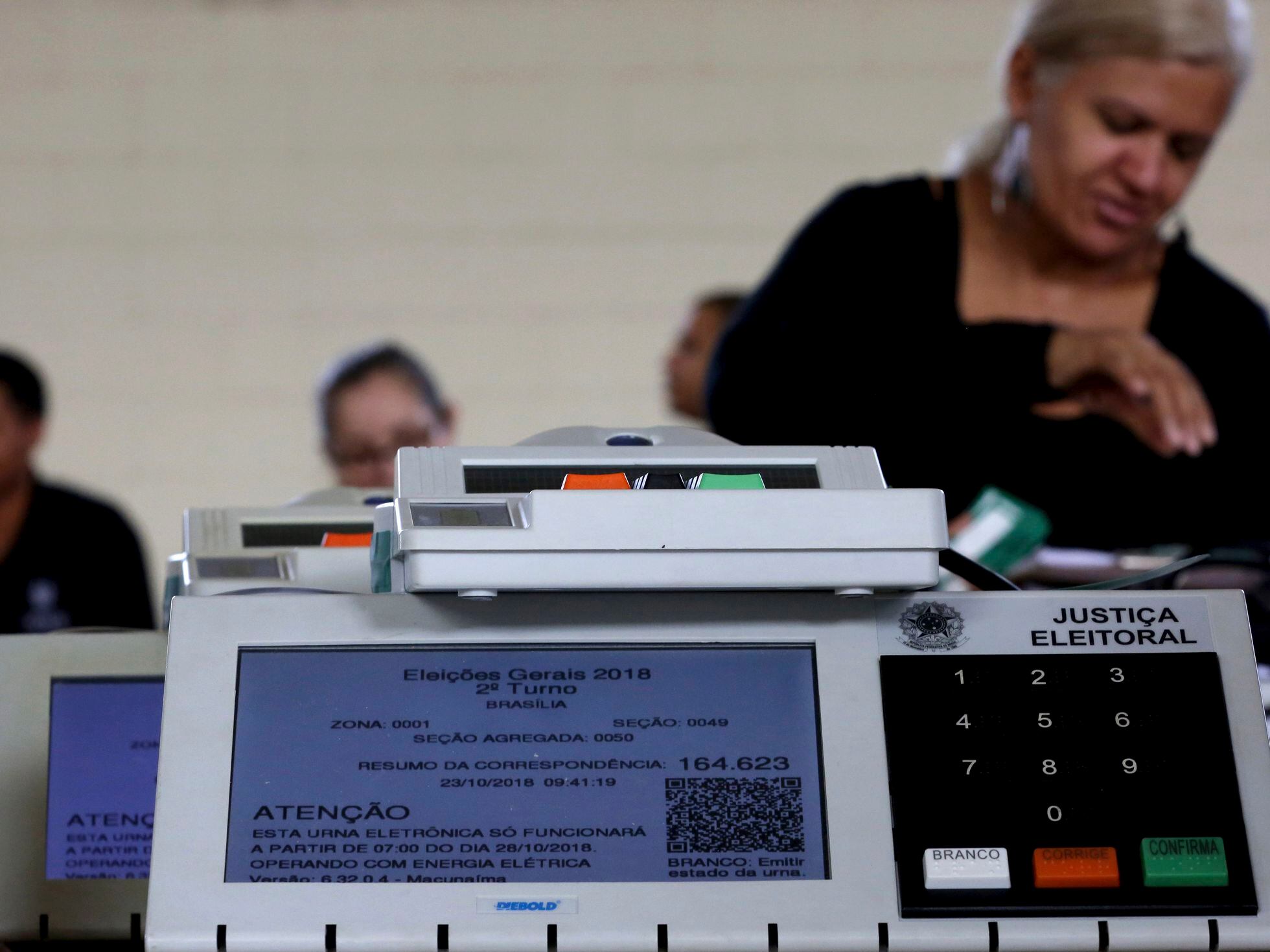 Bolsonaro redobla su ofensiva para cuestionar la urna electrónica que Brasil usa desde hace 25 años | Internacional | EL PAÍS