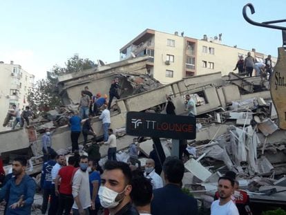 Al menos 14 muertos y más de 400 heridos por un terremoto en la ciudad turca de Esmirna