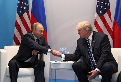 Vladimir Putin y Donald Trump en su reuni&oacute;n en Hamburgo, durante la cumbre del G20 el pasado 7 de julio.