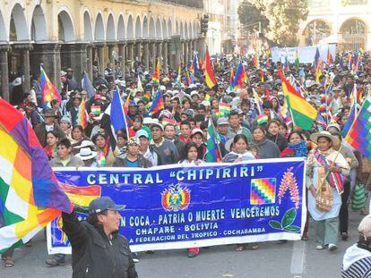 Campesinos y cocaleros se manifiestan a favor de Evo Morales en Cochabamba