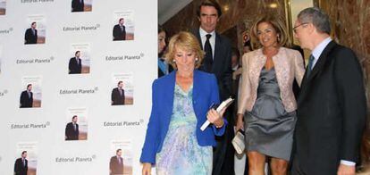 De derecha a izquierda, la presidenta de la Comunidad de Madrid, Esperanza Aguirre; el expresidente del Gobierno José María Aznar y su esposa, Ana Botella; y el alcalde de Madrid, Alberto Ruiz-Gallardón