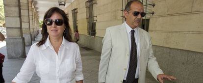 La exasesora María José Rofa, junto a su abogado, en los juzgados.