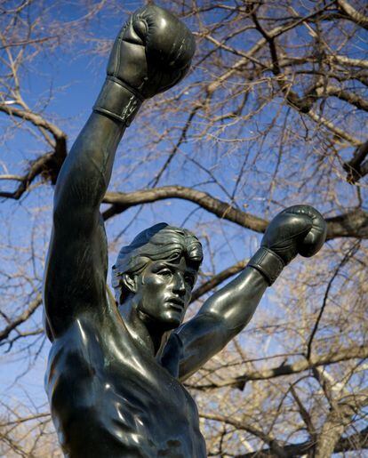 Para ver a Sylvester Stallone como su mítico personaje en forma de estatua de bronce hay que quedarse al pie de las escaleras del museo de Arte de Filadelfia. El busto, patrocinado en 1982 por el propio Stallone para la promoción de 'Rocky III', hizo que el entonces alcalde de la ciudad declarase que nadie había hecho más por la imagen de la ciudad desde Benjamín Franklin.