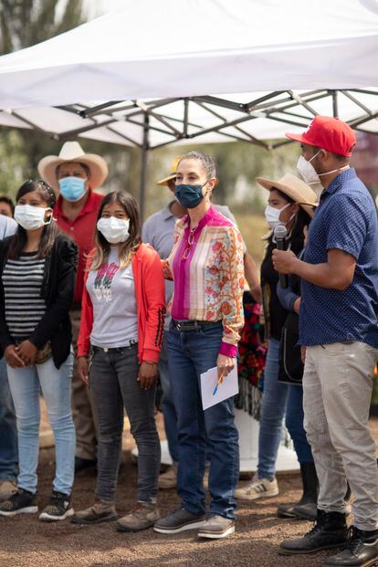 Sheinbaum junto a cultivadores de Xochimilco, en el sur de la capital, durante una gira territorial a finales de octubre. 