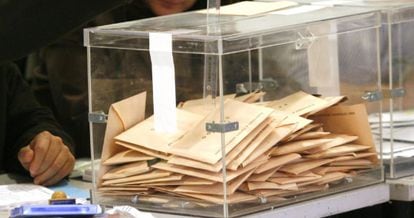 Una urna con votaciones en una mesa electoral.