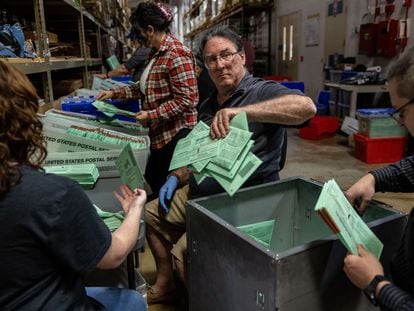 Trabajadores electorales procesan votos en el Centro de Tabulación y Elecciones de Maricopa County, en Phoenix (Arizona).