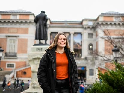 Inés de Villoutreys, 19 años, estudiante de animación, delante del Museo del Prado, en Madrid.