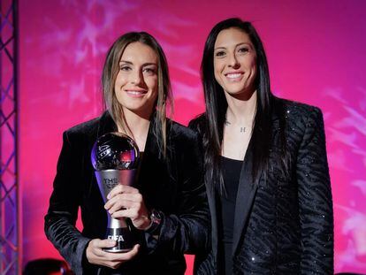 Alexia Putellas, ganadora de The Best, junto a Jenni Hermoso.