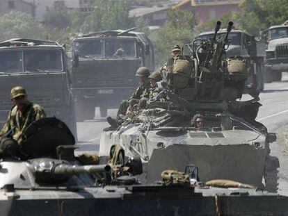 Vehículos militares rusos circulan por una carretera, ayer, en las cercanías de la ciudad de Gori.