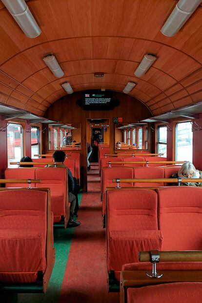 Tren en Noruega

Anderson bien podría haber grabado su último corto de navidad  para H&M en uno de estos. Se trata del interior de uno de los ferrocarriles de Flåm Railway, un tren turístico que va desde la estación montañosa de Myrdal hasta Aurlandsfjord, uno de los fiordos noruegos más bellos.