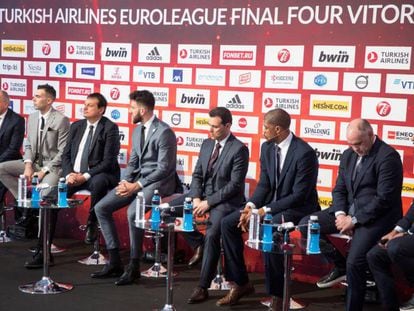 Obradovic y Sloukas (Fenerbahçe), Ataman y Micic (Efes), Itoudis y Hines (CSKA) y Laso y Campazzo (Real Madrid), en la presentación de la Final Four de Vitoria