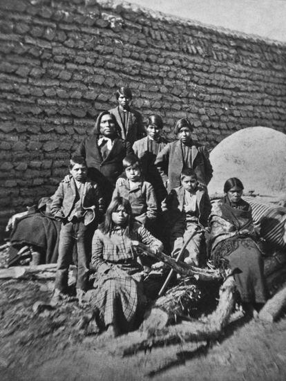 Un grupo de personas de la etnia Akimel O'odham ('Gente del río') en el desierto de Sonora (hoy Arizona), en 1880.