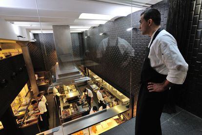 Vista de la cocina, que dirige Paolo Casagrande; a la derecha, sala de Lasarte, que lidera Joan Carles Ib&aacute;&ntilde;ez.